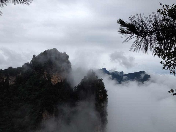 张家界天子山连绵冬雨现旷世云雾仙景